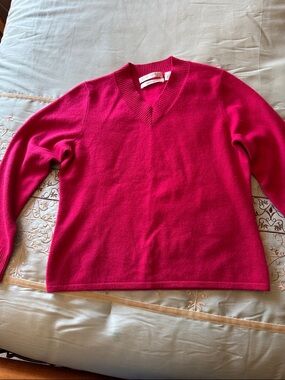 Women's V-Neck Lightweight Sweater in Fuchsia